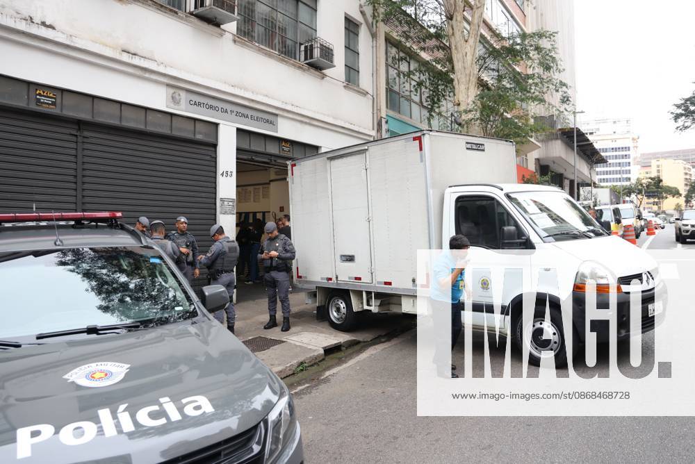 Ballot boxes leave the electoral office in Bela Vista, Sao Paulo. Sao Paulo (SP), 03 10 2026 2026 elections Electronic ballot boxes leave the 1st electoral office, in Bela Vista, Sao Paulo, to be transported to the polling places for the 1st round of the 2026 elections, scheduled for this Sunday (4).(Foto: Leco Viana Thenews2 imago images) Ballot boxes leave the electoral office in Bela Vista, Sao Paulo.