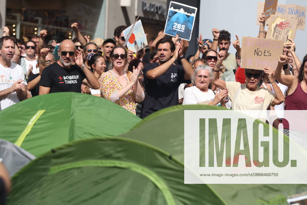 Cádiz Takes to the Streets for Decent Housing Photo of the protest in Cádiz for decent housing, organized by the Tenants Union October 3, 2026, in Cádiz, Andalusia, Spain October 3, 2026 Cádiz Cádiz Spain
