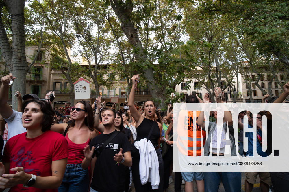 Housing Protest in Palma: A large crowd gathered during a protest to demand a reduction in housing rents on October 3, 2026, in Palma de Mallorca, Mallorca, Balearic Islands, Spain. The Tenants’ Union and PAH Mallorca (Platform of People Affected and Involved by Mortgages and Housing) have organized the march to demand changes in housing policies and greater protection for renters. Prime Minister Pedro Sánchez, will spend the next few hours analyzing what happened yesterday, Friday, in Congress following the rejection of the two royal decrees on housing, and will be monitoring public reaction in the streets to decide whether to ultimately call early general elections. OCTOBER 3, 2026 Javier Ferná Palma de Mallorca, Mallorca, Isl Palma de M