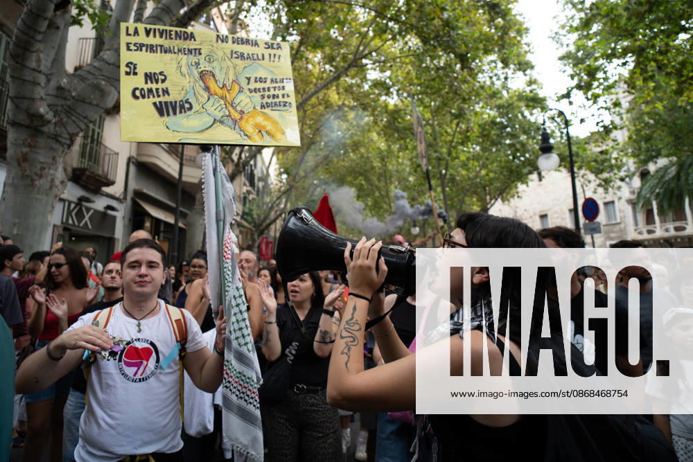 Housing Protest in Palma: A large crowd gathered during a protest to demand a reduction in housing rents on October 3, 2026, in Palma de Mallorca, Mallorca, Balearic Islands, Spain. The Tenants’ Union and PAH Mallorca (Platform of People Affected and Involved by Mortgages and Housing) have organized the march to demand changes in housing policies and greater protection for renters. Prime Minister Pedro Sánchez, will spend the next few hours analyzing what happened yesterday, Friday, in Congress following the rejection of the two royal decrees on housing, and will be monitoring public reaction in the streets to decide whether to ultimately call early general elections. OCTOBER 3, 2026 Javier Ferná Palma de Mallorca, Mallorca, Isl Palma de M