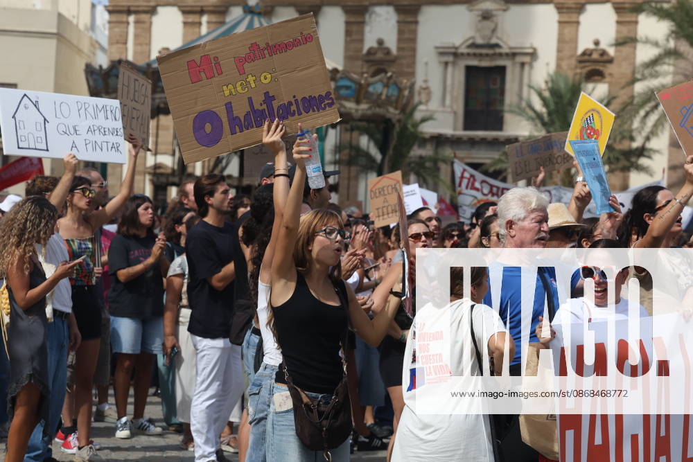 Cádiz Takes to the Streets for Decent Housing Photo of the protest in Cádiz for decent housing, organized by the Tenants Union October 3, 2026, in Cádiz, Andalusia, Spain October 3, 2026 Cádiz Cádiz Spain