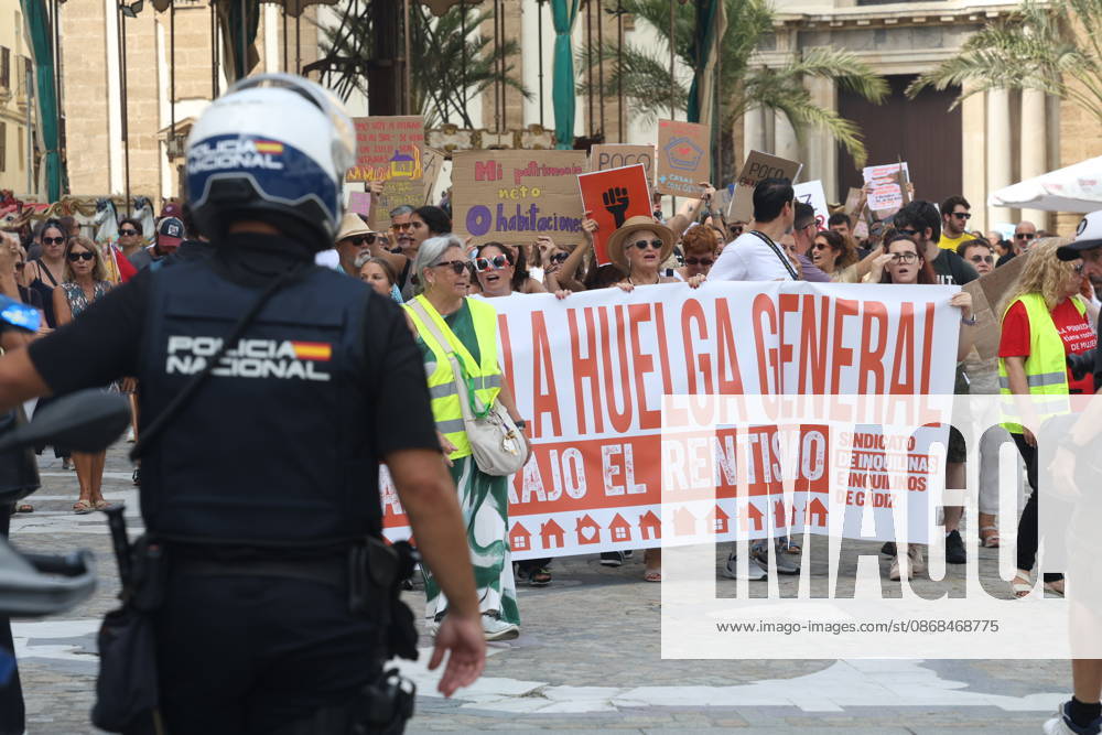 Cádiz Takes to the Streets for Decent Housing Photo of the protest in Cádiz for decent housing, organized by the Tenants Union October 3, 2026, in Cádiz, Andalusia, Spain October 3, 2026 Cádiz Cádiz Spain