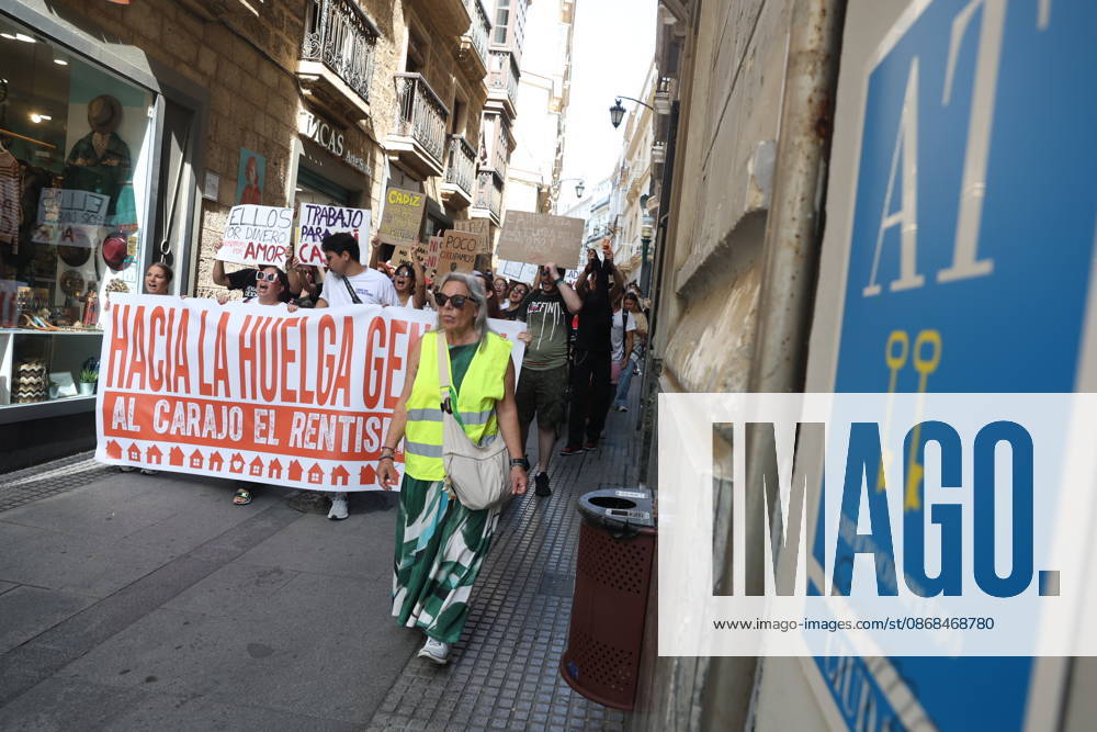 Cádiz Takes to the Streets for Decent Housing Photo of the protest in Cádiz for decent housing, organized by the Tenants Union October 3, 2026, in Cádiz, Andalusia, Spain October 3, 2026 Cádiz Cádiz Spain