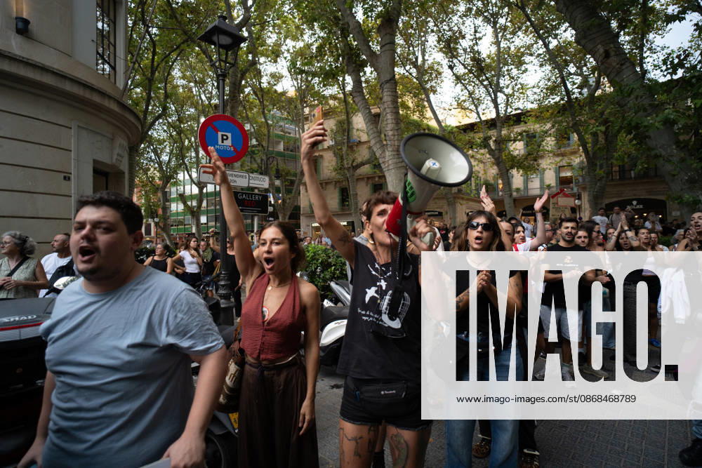 Housing Protest in Palma: A large crowd gathered during a protest to demand a reduction in housing rents on October 3, 2026, in Palma de Mallorca, Mallorca, Balearic Islands, Spain. The Tenants’ Union and PAH Mallorca (Platform of People Affected and Involved by Mortgages and Housing) have organized the march to demand changes in housing policies and greater protection for renters. Prime Minister Pedro Sánchez, will spend the next few hours analyzing what happened yesterday, Friday, in Congress following the rejection of the two royal decrees on housing, and will be monitoring the public reaction in the streets to decide whether to ultimately call early general elections. OCTOBER 3, 2026 Javier Ferná Palma de Mallorca, Mallorca, Isl Palma