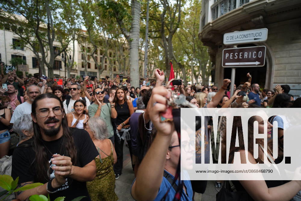 Housing Protest in Palma: A large crowd gathered during a protest to demand a reduction in housing rents on October 3, 2026, in Palma de Mallorca, Mallorca, Balearic Islands, Spain. The Tenants’ Union and PAH Mallorca (Platform of People Affected and Involved by Mortgages and Housing) have organized the march to demand changes in housing policies and greater protection for renters. Prime Minister Pedro Sánchez, will spend the next few hours analyzing what happened yesterday, Friday, in Congress following the rejection of the two royal decrees on housing, and will be monitoring the public reaction in the streets to decide whether to ultimately call early general elections. OCTOBER 3, 2026 Javier Ferná Palma de Mallorca, Mallorca, Isl Palma