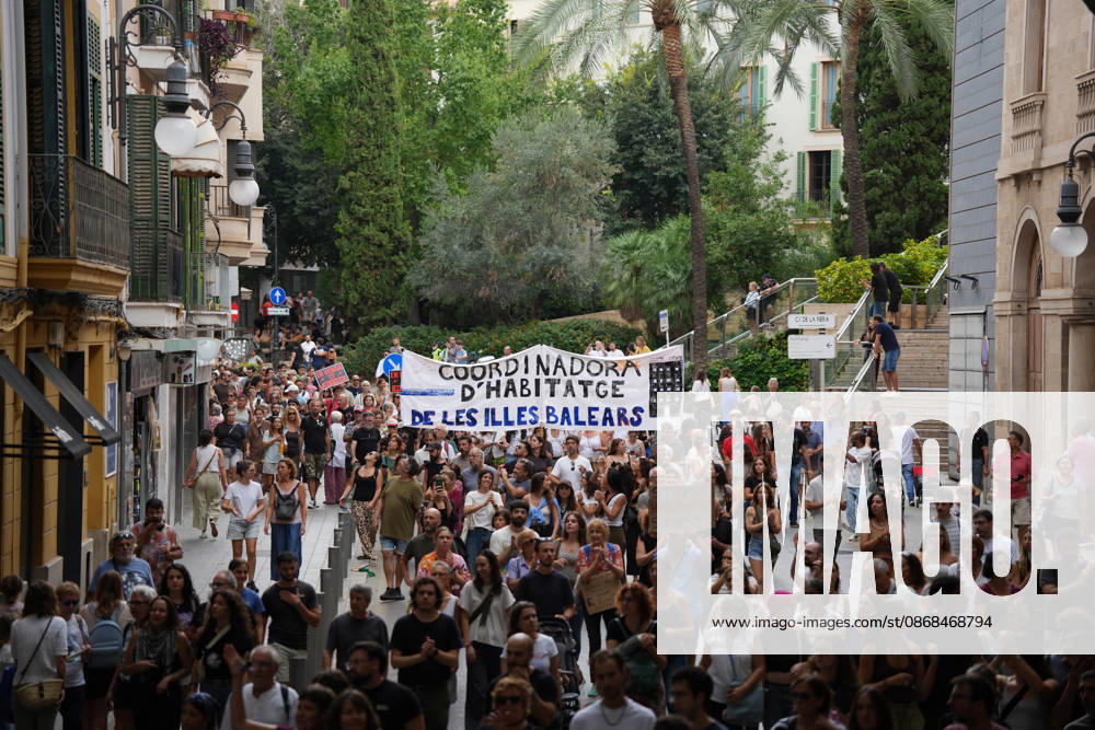Housing Protest in Palma: A large crowd gathered during a protest to demand a reduction in housing rents on October 3, 2026, in Palma de Mallorca, Mallorca, Balearic Islands, Spain. The Tenants’ Union and PAH Mallorca (Platform of People Affected and Involved by Mortgages and Housing) have organized the march to demand changes in housing policies and greater protection for renters. Prime Minister Pedro Sánchez, will spend the next few hours analyzing what happened yesterday, Friday, in Congress following the rejection of the two royal decrees on housing, and will be monitoring the public reaction in the streets to decide whether to ultimately call early general elections. OCTOBER 3, 2026 Javier Ferná Palma de Mallorca, Mallorca, Isl Palma