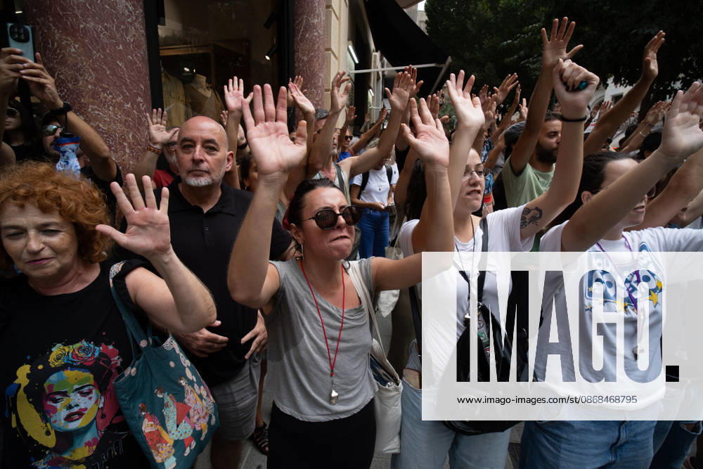 Housing Protest in Palma: A large crowd gathered during a protest to demand a reduction in housing rents on October 3, 2026, in Palma de Mallorca, Mallorca, Balearic Islands, Spain. The Tenants’ Union and PAH Mallorca (Platform of People Affected and Involved by Mortgages and Housing) have organized the march to demand changes in housing policies and greater protection for renters. Prime Minister Pedro Sánchez, will spend the next few hours analyzing what happened yesterday, Friday, in Congress following the rejection of the two royal decrees on housing, and will be monitoring the public reaction in the streets to decide whether to ultimately call early general elections. OCTOBER 3, 2026 Javier Ferná Palma de Mallorca, Mallorca, Isl Palma
