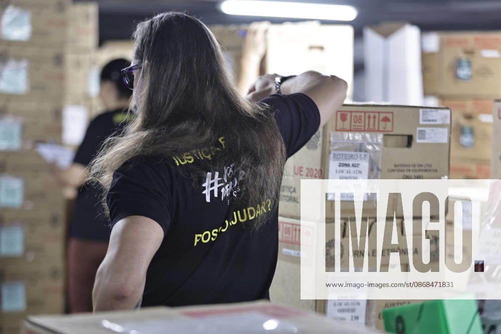 CAMPINAS, SP - 03.10.2026: TRANSPORTE URNAS ELEIcaO CAMPINAS - Electoral Court officials transport the ballot boxes to the vans that will take them to schools in Campinas SP. x3024083x LeandroxFerreira