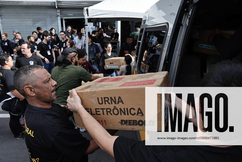 CAMPINAS, SP - 03.10.2026: TRANSPORTE URNAS ELEIcaO CAMPINAS - Electoral Court officials transport the ballot boxes to the vans that will take them to schools in Campinas SP. x3024105x LeandroxFerreira