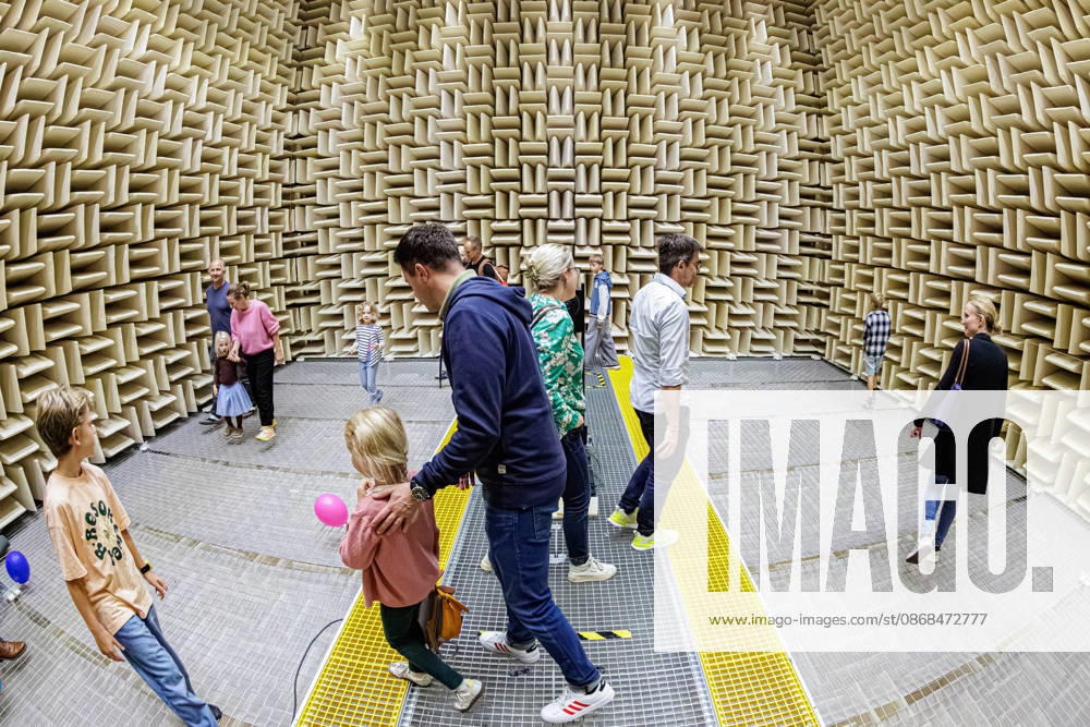 Düsseldorf. Beim diesjährigen TürenAuf-Tag mit der Maus erleben Kinder und Eltern in einem schalltoten Raum der Hochschule Düsseldorf verblüffende akustische Experimente. Düsseldorf Hochschule, Münsterstraße Nordrhein-Westfalen Deutschland