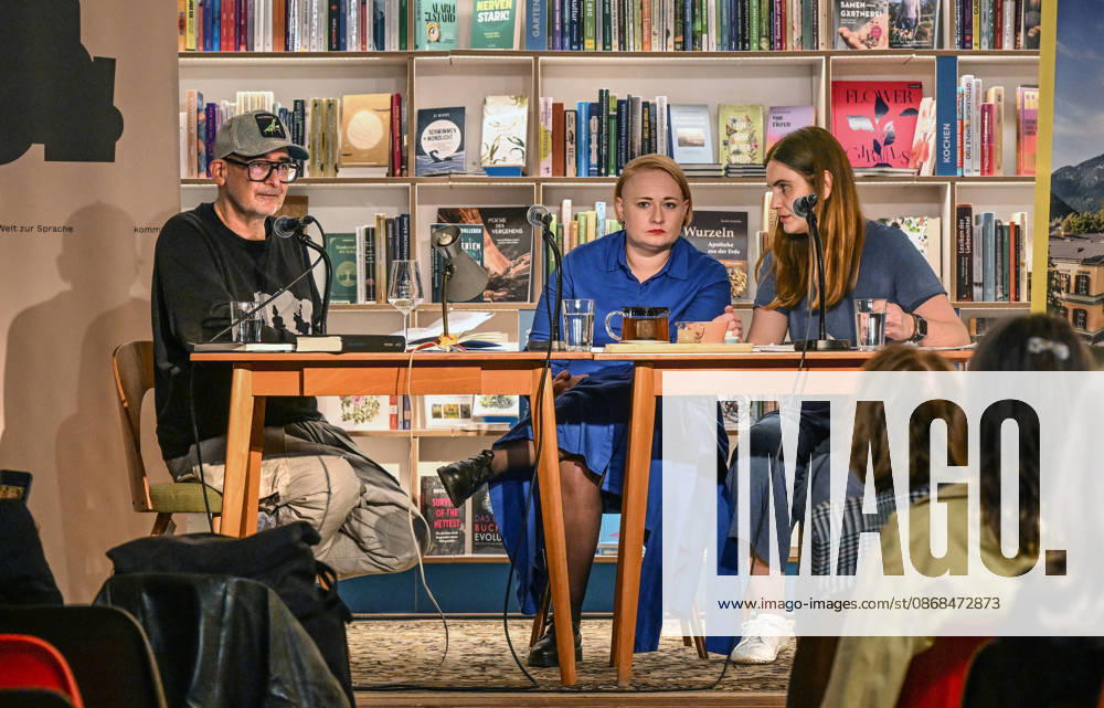 Minifestival AH0J (Literaturfestival) - Tschechien setzt über - der Kulturinitiative Literaturschiff, in der Buchhandlung Kurdirektion in Bad Ischl. Lesungen und Gespräche in Korrespondenz zum Gastauftritt Tschechiens auf der Frankfurter Buchmesse 2026. Es liest die tschechische Schriftstellerin Anna Bloch-Stickova Bloch-Å tiÄkova). Die Veranstaltung wird moderiert von Michael Stavaric (StavariÄ), fotografiert am 02.10.26., fotografiert am 02.10.26. Das Bild zeigt v.l.n.r: Moderator Michael Stavaric (StavariÄ), die Schriftstellerin Anna-Bloch-Stickova (Bloch-Å tiÄkova) mit der Konsekutivbersetzerin Lena Kurz 2026 - Minifestival AH0J (Literaturfestival) - Tschechien setzt über - der Kulturinitiative Literaturschiff, in der Buchhandl