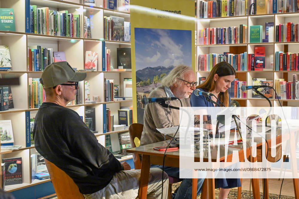 Minifestival AH0J (Literaturfestival) - Tschechien setzt über - der Kulturinitiative Literaturschiff, in der Buchhandlung Kurdirektion in Bad Ischl. Lesungen und Gespräche in Korrespondenz zum Gastauftritt Tschechiens auf der Frankfurter Buchmesse 2026. Es liest die tschechische Schriftstellerin Anna Bloch-Stickova. Die Veranstaltung wird moderiert von Michael Stavaric, fotografiert am 02.10.26. Das Bild zeigt v.l.n.r. Moderator Michael Stavaric (StavariÄ), den Schriftsteller Michal Ajvaz mit der Konsekutivbersetzerin Lena Kurz. 2026 - Minifestival AH0J (Literaturfestival) - Tschechien setzt über - der Kulturinitiative Literaturschiff, in der Buchhandlung Kurdirektion in Bad Ischl. Lesungen und Gespräche in Korrespondenz zum Gastauftr