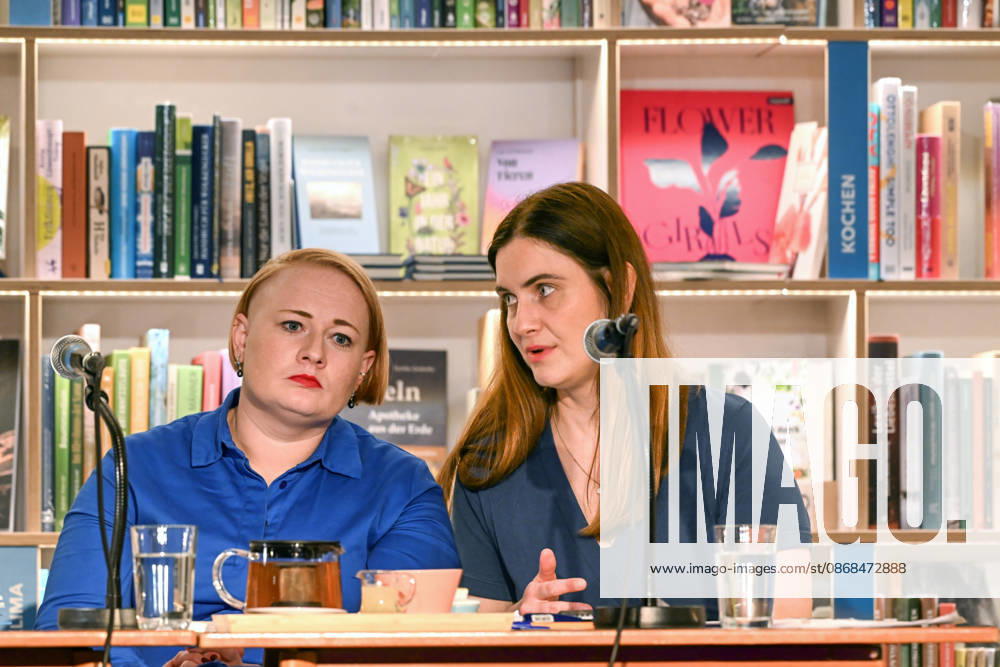 Minifestival AH0J (Literaturfestival) - Tschechien setzt über - der Kulturinitiative Literaturschiff, in der Buchhandlung Kurdirektion in Bad Ischl. Lesungen und Gespräche in Korrespondenz zum Gastauftritt Tschechiens auf der Frankfurter Buchmesse 2026. Es liest die tschechische Schriftstellerin Anna Bloch-Stickova. Die Veranstaltung wird moderiert von Michael Stavaric, fotografiert am 02.10.26, fotografiert am 02.10.26. Das Bild zeigt links die Schriftstellerin Anna-Bloch-Stickova mit der Konsekutivbersetzerin Lena Kurz. Bloch-Å tiÄkova 2026 - Minifestival AH0J (Literaturfestival) - Tschechien setzt über - der Kulturinitiative Literaturschiff, in der Buchhandlung Kurdirektion in Bad Ischl. Lesungen und Gespräche in Korrespondenz zum
