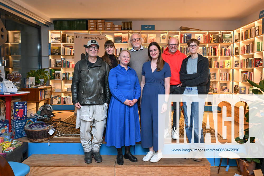 Minifestival AH0J (Literaturfestival) - Tschechien setzt über - der Kulturinitiative Literaturschiff, in der Buchhandlung Kurdirektion in Bad Ischl. Lesungen und Gespräche in Korrespondenz zum Gastauftritt Tschechiens auf der Frankfurter Buchmesse 2026. Es liest die tschechische Schriftstellerin Anna Bloch-Stickova (Bloch-Å tiÄkova). Die Veranstaltung wird moderiert von Michael Stavaric, fotografiert am 02.10.26. Das Bild zeigt v.l.n.r.: Moderator Michael Stavaric (StavariÄ), Moderatorin Julia Miesenböck, Schriftstellerin Anna Bloch-Stickova (Bloch-Å tiÄkova), Schriftsteller Michal Ajvaz, Konsekutivübersetzerin Lena Kurz, Veranstalter Christian Gsöllradl-Samhabber, Mitarbeiterin Buchhandlung 2026 - Minifestival AH0J (Literaturfest