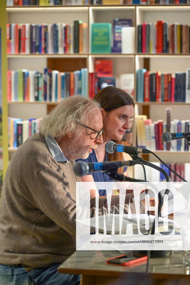Minifestival AH0J (Literaturfestival) - Tschechien setzt über - der Kulturinitiative Literaturschiff, in der Buchhandlung Kurdirektion in Bad Ischl. Lesungen und Gespräche in Korrespondenz zum Gastauftritt Tschechiens auf der Frankfurter Buchmesse 2026. Es liest die tschechische Schriftstellerin Anna Bloch-Stickova. Die Veranstaltung wird moderiert von Michael Stavaric, fotografiert am 02.10.26. Das Bild zeigt den Schriftsteller Michal Ajvaz mit der Konsekutivbersetzerin Lena Kurz. 2026 - Minifestival AH0J (Literaturfestival) - Tschechien setzt über - der Kulturinitiative Literaturschiff, in der Buchhandlung Kurdirektion in Bad Ischl. Lesungen und Gespräche in Korrespondenz zum Gastauftritt Tschechiens auf der Frankfurter Buchmesse 202