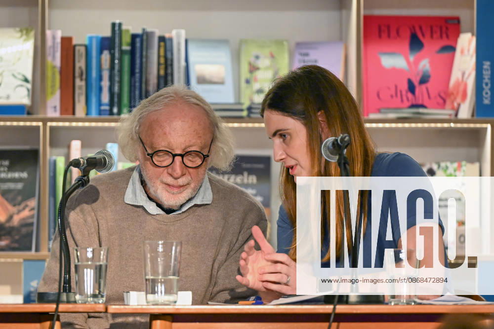 Minifestival AH0J (Literaturfestival) - Tschechien setzt über - der Kulturinitiative Literaturschiff, in der Buchhandlung Kurdirektion in Bad Ischl. Lesungen und Gespräche in Korrespondenz zum Gastauftritt Tschechiens auf der Frankfurter Buchmesse 2026. Es liest die tschechische Schriftstellerin Anna Bloch-Stickova. Die Veranstaltung wird moderiert von Michael Stavaric, fotografiert am 02.10.26. Das Bild zeigt den Schriftsteller Michal Ajvaz mit der Konsekutivbersetzerin Lena Kurz. 2026 - Minifestival AH0J (Literaturfestival) - Tschechien setzt über - der Kulturinitiative Literaturschiff, in der Buchhandlung Kurdirektion in Bad Ischl. Lesungen und Gespräche in Korrespondenz zum Gastauftritt Tschechiens auf der Frankfurter Buchmesse 202