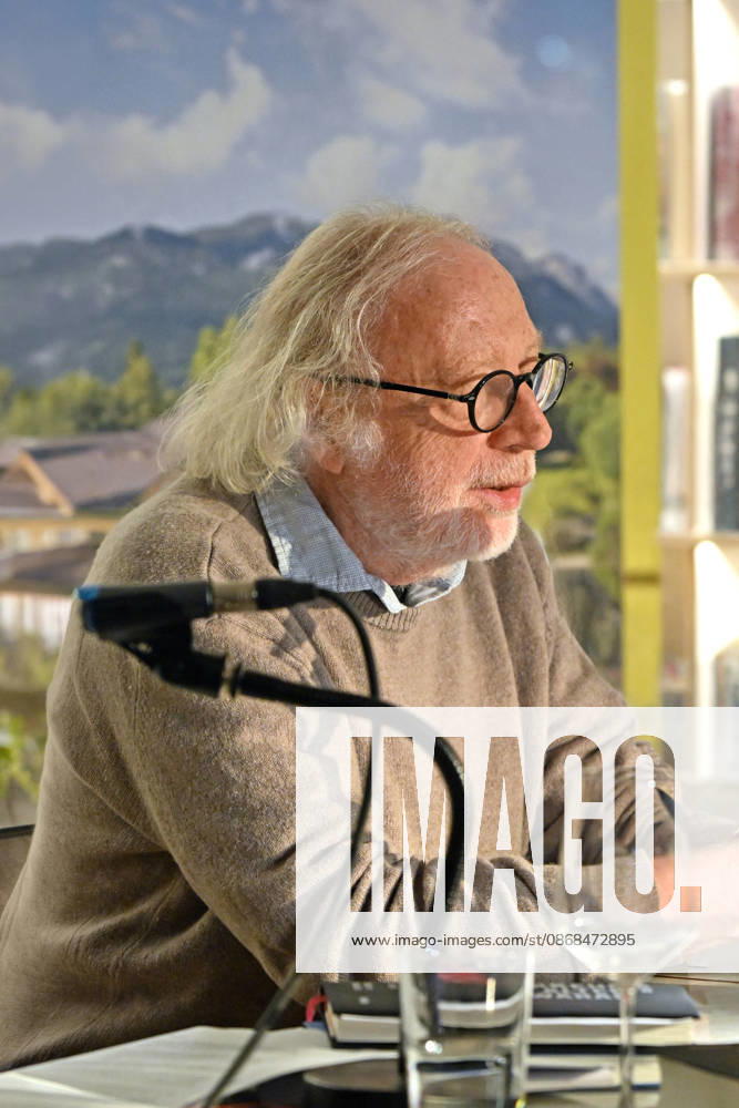 Minifestival AH0J (Literaturfestival) - Tschechien setzt über - der Kulturinitiative Literaturschiff, in der Buchhandlung Kurdirektion in Bad Ischl. Lesungen und Gespräche in Korrespondenz zum Gastauftritt Tschechiens auf der Frankfurter Buchmesse 2026. Es liest die tschechische Schriftstellerin Anna Bloch-Stickova. Die Veranstaltung wird moderiert von Michael Stavaric, fotografiert am 02.10.26. Das Bild zeigt den tschechischen Schriftsteller Michal Ajvaz im Profil 2026 - Minifestival AH0J (Literaturfestival) - Tschechien setzt über - der Kulturinitiative Literaturschiff, in der Buchhandlung Kurdirektion in Bad Ischl. Lesungen und Gespräche in Korrespondenz zum Gastauftritt Tschechiens auf der Frankfurter Buchmesse 2026. Es liest die ts