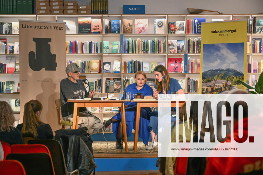Minifestival AH0J (Literaturfestival) - Tschechien setzt über - der Kulturinitiative Literaturschiff, in der Buchhandlung Kurdirektion in Bad Ischl. Lesungen und Gespräche in Korrespondenz zum Gastauftritt Tschechiens auf der Frankfurter Buchmesse 2026. Es liest die tschechische Schriftstellerin Anna Bloch-Stickova (Bloch-Å tiÄkova). Die Veranstaltung wird moderiert von Michael Stavaric )StavariÄ), fotografiert am 02.10.26., fotografiert am 02.10.26. Das Bild zeigt v.l.n.r: Moderator Michael Stavaric (StavariÄ), die Schriftstellerin Anna-Bloch-Stickova (Bloch-Å tiÄkova) mit der Konsekutivbersetzerin Lena Kurz 2026 - Minifestival AH0J (Literaturfestival) - Tschechien setzt über - der Kulturinitiative Literaturschiff, in der Buchhand