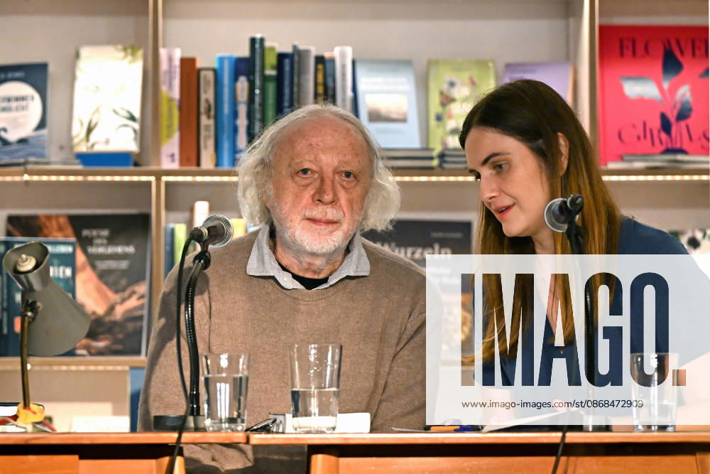 Minifestival AH0J (Literaturfestival) - Tschechien setzt über - der Kulturinitiative Literaturschiff, in der Buchhandlung Kurdirektion in Bad Ischl. Lesungen und Gespräche in Korrespondenz zum Gastauftritt Tschechiens auf der Frankfurter Buchmesse 2026. Es liest die tschechische Schriftstellerin Anna Bloch-Stickova. Die Veranstaltung wird moderiert von Michael Stavaric, fotografiert am 02.10.26. Das Bild zeigt den Schriftsteller Michal Ajvaz mit der Konsekutivbersetzerin Lena Kurz. 2026 - Minifestival AH0J (Literaturfestival) - Tschechien setzt über - der Kulturinitiative Literaturschiff, in der Buchhandlung Kurdirektion in Bad Ischl. Lesungen und Gespräche in Korrespondenz zum Gastauftritt Tschechiens auf der Frankfurter Buchmesse 202