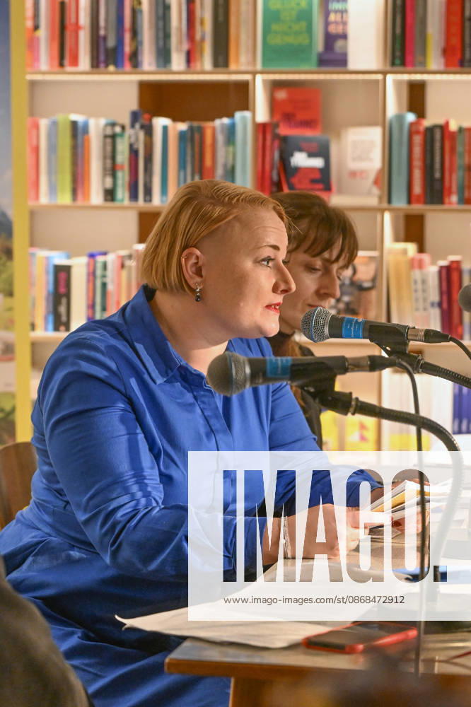 Minifestival AH0J (Literaturfestival) - Tschechien setzt über - der Kulturinitiative Literaturschiff, in der Buchhandlung Kurdirektion in Bad Ischl. Lesungen und Gespräche in Korrespondenz zum Gastauftritt Tschechiens auf der Frankfurter Buchmesse 2026. Es liest die tschechische Schriftstellerin Anna Bloch-Stickova (Bloch-Å tiÄkova). Die Veranstaltung wird moderiert von Michael Stavaric, fotografiert am 02.10.26., fotografiert am 02.10.26. Das Bild zeigt links die Schriftstellerin Anna-Bloch-Stickova (Bloch-Å tiÄkova) mit der Konsekutivbersetzerin Lena Kurz 2026 - Minifestival AH0J (Literaturfestival) - Tschechien setzt über - der Kulturinitiative Literaturschiff, in der Buchhandlung Kurdirektion in Bad Ischl. Lesungen und Gespräche
