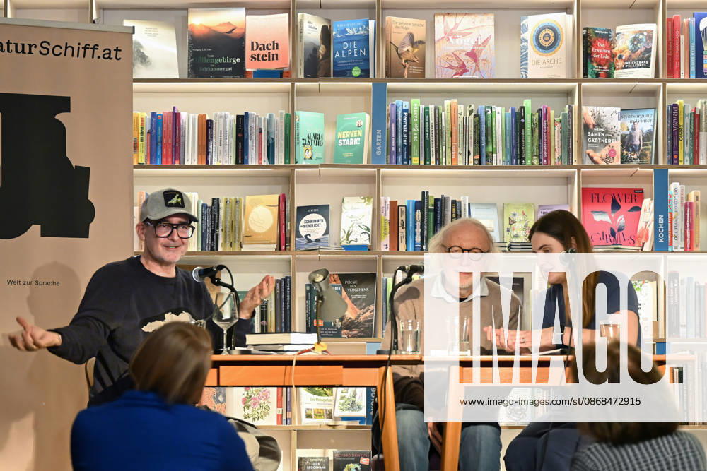 Minifestival AH0J (Literaturfestival) - Tschechien setzt über - der Kulturinitiative Literaturschiff, in der Buchhandlung Kurdirektion in Bad Ischl. Lesungen und Gespräche in Korrespondenz zum Gastauftritt Tschechiens auf der Frankfurter Buchmesse 2026. Es liest die tschechische Schriftstellerin Anna Bloch-Stickova. Die Veranstaltung wird moderiert von Michael Stavaric, fotografiert am 02.10.26. Das Bild zeigt v.l.n.r.< Moderator Michael Stavaric (StavariÄ), den Schriftsteller Michal Ajvaz mit der Konsekutivbersetzerin Lena Kurz. 2026 - Minifestival AH0J (Literaturfestival) - Tschechien setzt über - der Kulturinitiative Literaturschiff, in der Buchhandlung Kurdirektion in Bad Ischl. Lesungen und Gespräche in Korrespondenz zum Gastauft
