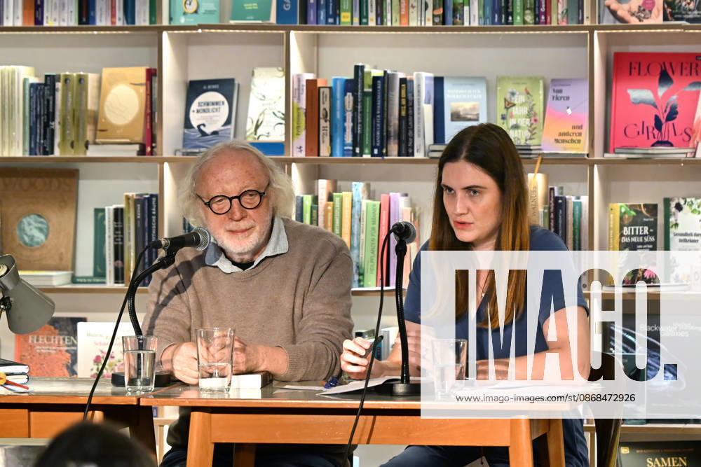 Minifestival AH0J (Literaturfestival) - Tschechien setzt über - der Kulturinitiative Literaturschiff, in der Buchhandlung Kurdirektion in Bad Ischl. Lesungen und Gespräche in Korrespondenz zum Gastauftritt Tschechiens auf der Frankfurter Buchmesse 2026. Es liest die tschechische Schriftstellerin Anna Bloch-Stickova. Die Veranstaltung wird moderiert von Michael Stavaric, fotografiert am 02.10.26. Das Bild zeigt den Schriftsteller Michal Ajvaz mit der Konsekutivbersetzerin Lena Kurz. 2026 - Minifestival AH0J (Literaturfestival) - Tschechien setzt über - der Kulturinitiative Literaturschiff, in der Buchhandlung Kurdirektion in Bad Ischl. Lesungen und Gespräche in Korrespondenz zum Gastauftritt Tschechiens auf der Frankfurter Buchmesse 202