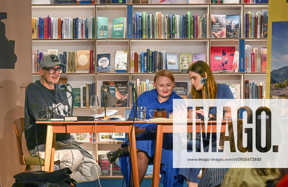 Minifestival AH0J (Literaturfestival) - Tschechien setzt über - der Kulturinitiative Literaturschiff, in der Buchhandlung Kurdirektion in Bad Ischl. Lesungen und Gespräche in Korrespondenz zum Gastauftritt Tschechiens auf der Frankfurter Buchmesse 2026. Es liest die tschechische Schriftstellerin Anna Bloch-Stickova Bloch-Å tiÄkova). Die Veranstaltung wird moderiert von Michael Stavaric (StavariÄ), fotografiert am 02.10.26., fotografiert am 02.10.26. Das Bild zeigt v.l.n.r: Moderator Michael Stavaric (StavariÄ), die Schriftstellerin Anna-Bloch-Stickova (Bloch-Å tiÄkova) mit der Konsekutivbersetzerin Lena Kurz 2026 - Minifestival AH0J (Literaturfestival) - Tschechien setzt über - der Kulturinitiative Literaturschiff, in der Buchhandl