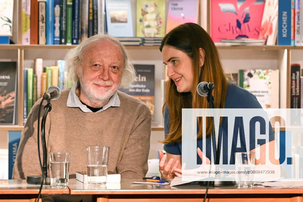 Minifestival AH0J (Literaturfestival) - Tschechien setzt über - der Kulturinitiative Literaturschiff, in der Buchhandlung Kurdirektion in Bad Ischl. Lesungen und Gespräche in Korrespondenz zum Gastauftritt Tschechiens auf der Frankfurter Buchmesse 2026. Es liest die tschechische Schriftstellerin Anna Bloch-Stickova. Die Veranstaltung wird moderiert von Michael Stavaric, fotografiert am 02.10.26. Das Bild zeigt den Schriftsteller Michal Ajvaz mit der Konsekutivbersetzerin Lena Kurz. 2026 - Minifestival AH0J (Literaturfestival) - Tschechien setzt über - der Kulturinitiative Literaturschiff, in der Buchhandlung Kurdirektion in Bad Ischl. Lesungen und Gespräche in Korrespondenz zum Gastauftritt Tschechiens auf der Frankfurter Buchmesse 202