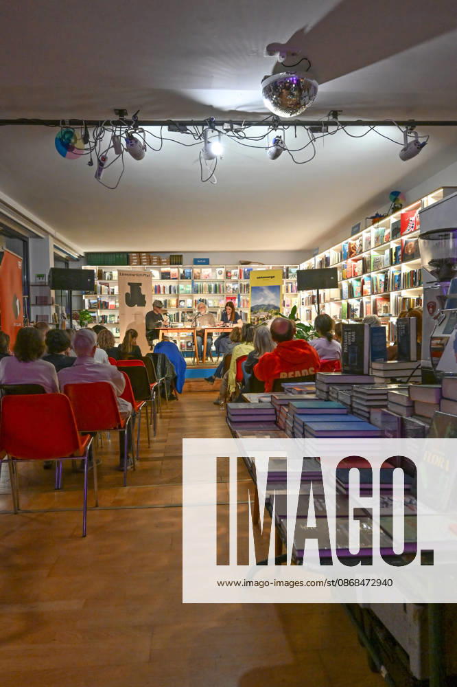 Minifestival AH0J (Literaturfestival) - Tschechien setzt über - der Kulturinitiative Literaturschiff, in der Buchhandlung Kurdirektion in Bad Ischl. Lesungen und Gespräche in Korrespondenz zum Gastauftritt Tschechiens auf der Frankfurter Buchmesse 2026. Es liest die tschechische Schriftstellerin Anna Bloch-Stickova. Die Veranstaltung wird moderiert von Michael Stavaric, fotografiert am 02.10.26. Das Bild zeigt v.l.n.r. Moderator Michael Stavaric (StavariÄ), den Schriftsteller Michal Ajvaz mit der Konsekutivbersetzerin Lena Kurz.vor Publikum 2026 - Minifestival AH0J (Literaturfestival) - Tschechien setzt über - der Kulturinitiative Literaturschiff, in der Buchhandlung Kurdirektion in Bad Ischl. Lesungen und Gespräche in Korrespondenz z