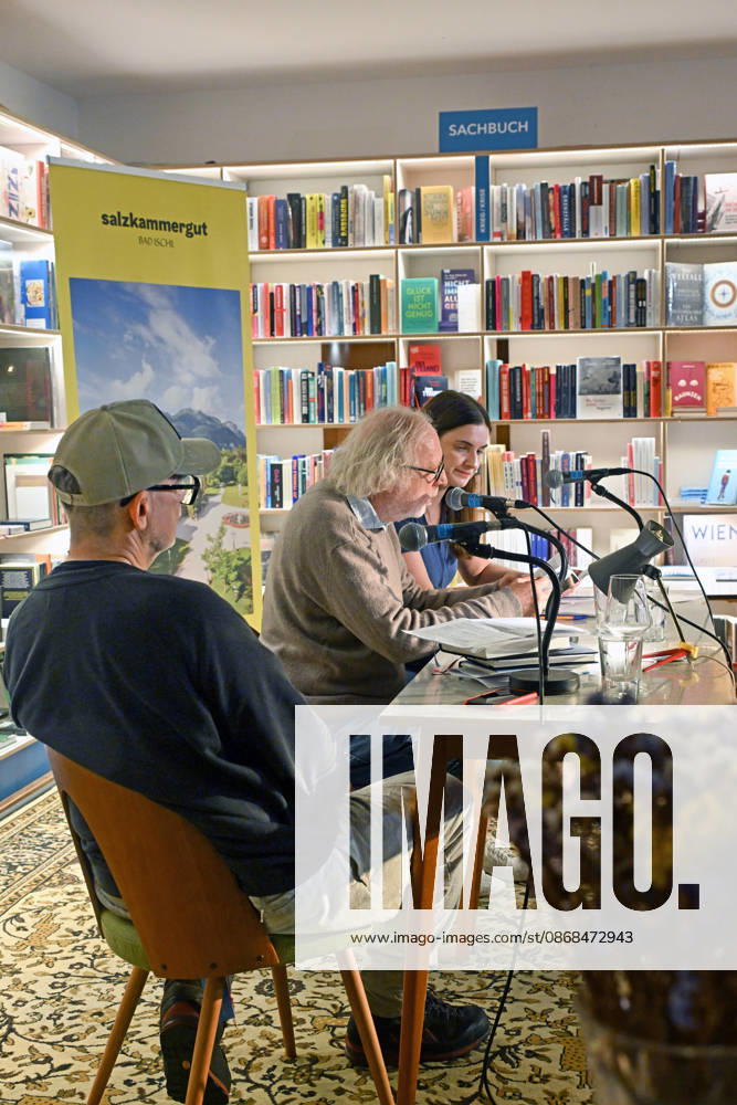 Minifestival AH0J (Literaturfestival) - Tschechien setzt über - der Kulturinitiative Literaturschiff, in der Buchhandlung Kurdirektion in Bad Ischl. Lesungen und Gespräche in Korrespondenz zum Gastauftritt Tschechiens auf der Frankfurter Buchmesse 2026. Es liest die tschechische Schriftstellerin Anna Bloch-Stickova. Die Veranstaltung wird moderiert von Michael Stavaric, fotografiert am 02.10.26. Das Bild zeigt v.l.n.r.< Moderator Michael Stavaric (StavariÄ), den Schriftsteller Michal Ajvaz mit der Konsekutivbersetzerin Lena Kurz. 2026 - Minifestival AH0J (Literaturfestival) - Tschechien setzt über - der Kulturinitiative Literaturschiff, in der Buchhandlung Kurdirektion in Bad Ischl. Lesungen und Gespräche in Korrespondenz zum Gastauft