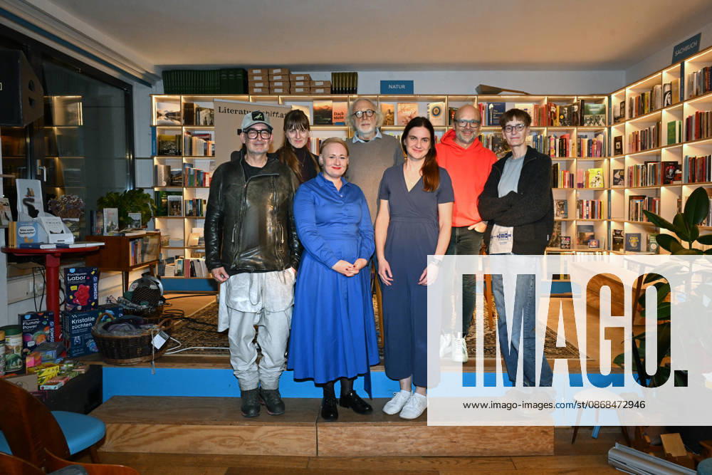 Minifestival AH0J (Literaturfestival) - Tschechien setzt über - der Kulturinitiative Literaturschiff, in der Buchhandlung Kurdirektion in Bad Ischl. Lesungen und Gespräche in Korrespondenz zum Gastauftritt Tschechiens auf der Frankfurter Buchmesse 2026. Es liest die tschechische Schriftstellerin Anna Bloch-Stickova (Bloch-Å tiÄkova). Die Veranstaltung wird moderiert von Michael Stavaric, fotografiert am 02.10.26. Das Bild zeigt v.l.n.r.: Moderator Michael Stavaric (StavariÄ), Moderatorin Julia Miesenböck, Schriftstellerin Anna Bloch-Stickova (Bloch-Å tiÄkova), Schriftsteller Michal Ajvaz, Konsekutivübersetzerin Lena Kurz, Veranstalter Christian Gsöllradl-Samhabber, Mitarbeiterin Buchhandlung 2026 - Minifestival AH0J (Literaturfest