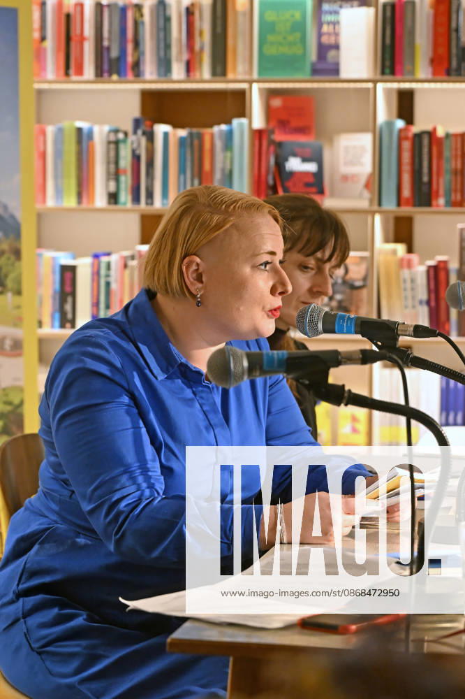 Minifestival AH0J (Literaturfestival) - Tschechien setzt über - der Kulturinitiative Literaturschiff, in der Buchhandlung Kurdirektion in Bad Ischl. Lesungen und Gespräche in Korrespondenz zum Gastauftritt Tschechiens auf der Frankfurter Buchmesse 2026. Es liest die tschechische Schriftstellerin Anna Bloch-Stickova (Bloch-Å tiÄkova). Die Veranstaltung wird moderiert von Michael Stavaric, fotografiert am 02.10.26., fotografiert am 02.10.26. Das Bild zeigt links die Schriftstellerin Anna-Bloch-Stickova (Bloch-Å tiÄkova) mit der Konsekutivbersetzerin Lena Kurz 2026 - Minifestival AH0J (Literaturfestival) - Tschechien setzt über - der Kulturinitiative Literaturschiff, in der Buchhandlung Kurdirektion in Bad Ischl. Lesungen und Gespräche