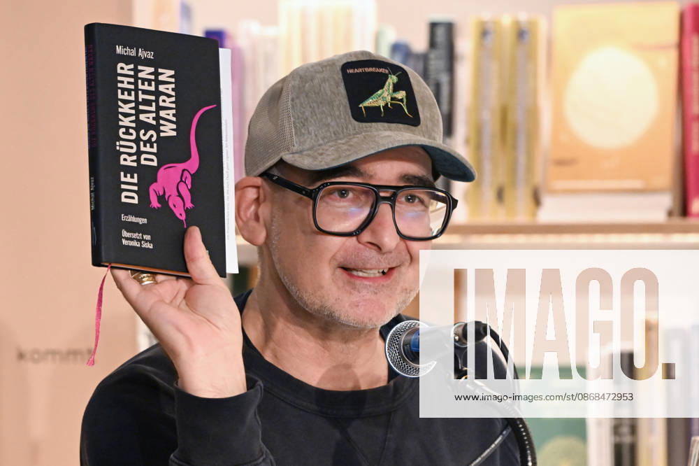 Minifestival AH0J (Literaturfestival) - Tschechien setzt über - der Kulturinitiative Literaturschiff, in der Buchhandlung Kurdirektion in Bad Ischl. Lesungen und Gespräche in Korrespondenz zum Gastauftritt Tschechiens auf der Frankfurter Buchmesse 2026. Es liest die tschechische Schriftstellerin Anna Bloch-Stickova (Bloch-Å tiÄkova). Die Veranstaltung wird moderiert von Michael Stavaric, fotografiert am 02.10.26., fotografiert am 02.10.26. Das Bild zeigt den Moderator Michael Stavaric mit dem Buch Die Rückkehr des alten Waran, des tschechischen Schriftstellers Michal Ajvazt 2026 - Minifestival AH0J (Literaturfestival) - Tschechien setzt über - der Kulturinitiative Literaturschiff, in der Buchhandlung Kurdirektion in Bad Ischl.