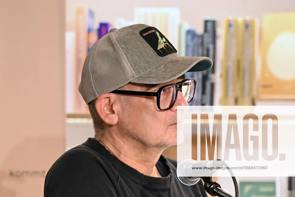 Minifestival AH0J (Literaturfestival) - Tschechien setzt über - der Kulturinitiative Literaturschiff, in der Buchhandlung Kurdirektion in Bad Ischl. Lesungen und Gespräche in Korrespondenz zum Gastauftritt Tschechiens auf der Frankfurter Buchmesse 2026. Es liest die tschechische Schriftstellerin Anna Bloch-Stickova (Bloch-Å tiÄkova). Die Veranstaltung wird moderiert von Michael Stavaric (StavariÄ), fotografiert am 02.10.26., fotografiert am 02.10.26. Das Bild zeigt den Moderator Michael Stavaric (StavariÄ) im Profil 2026 - Minifestival AH0J (Literaturfestival) - Tschechien setzt über - der Kulturinitiative Literaturschiff, in der Buchhandlung Kurdirektion in Bad Ischl. Lesungen und Gespräche in Korrespondenz zum Gastauftritt Tschec