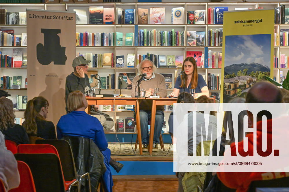 Minifestival AH0J (Literaturfestival) - Tschechien setzt über - der Kulturinitiative Literaturschiff, in der Buchhandlung Kurdirektion in Bad Ischl. Lesungen und Gespräche in Korrespondenz zum Gastauftritt Tschechiens auf der Frankfurter Buchmesse 2026. Es liest die tschechische Schriftstellerin Anna Bloch-Stickova. Die Veranstaltung wird moderiert von Michael Stavaric, fotografiert am 02.10.26. Das Bild zeigt v.l.n.r.< Moderator Michael Stavaric (StavariÄ), den Schriftsteller Michal Ajvaz mit der Konsekutivbersetzerin Lena Kurz. 2026 - Minifestival AH0J (Literaturfestival) - Tschechien setzt über - der Kulturinitiative Literaturschiff, in der Buchhandlung Kurdirektion in Bad Ischl. Lesungen und Gespräche in Korrespondenz zum Gastauft