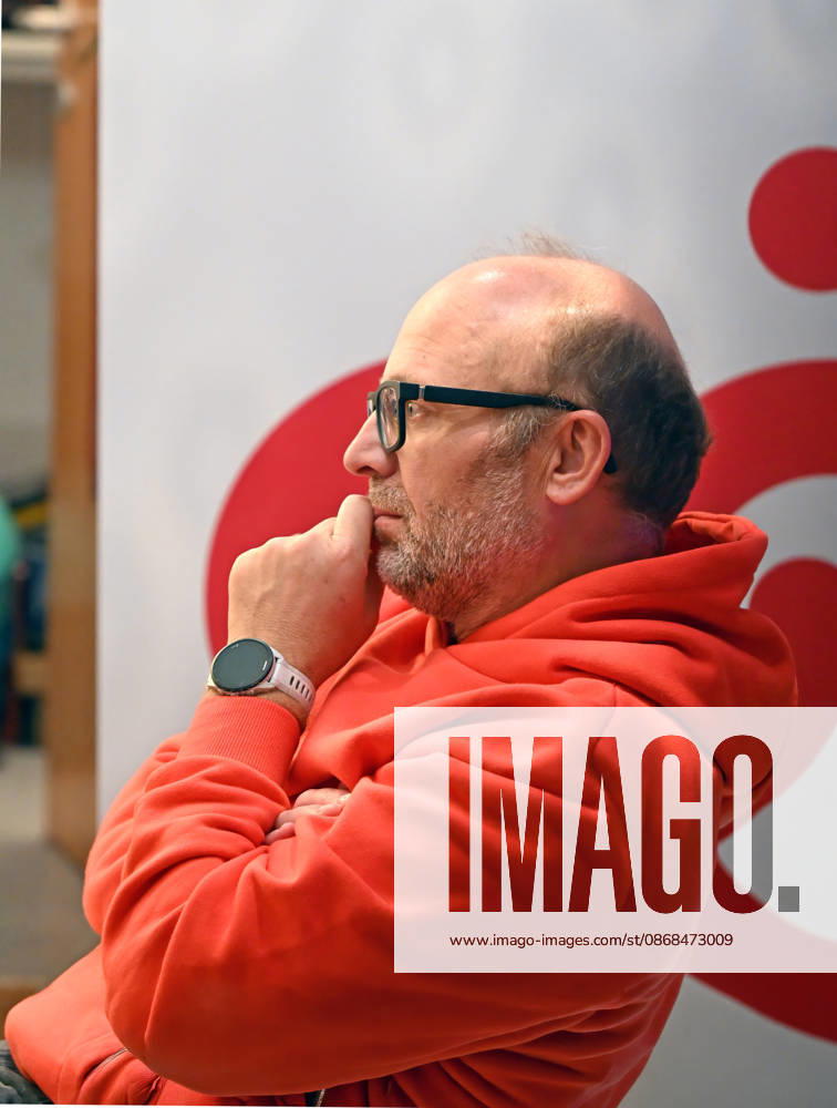 Minifestival AH0J (Literaturfestival) - Tschechien setzt über - der Kulturinitiative Literaturschiff, in der Buchhandlung Kurdirektion in Bad Ischl. Lesungen und Gespräche in Korrespondenz zum Gastauftritt Tschechiens auf der Frankfurter Buchmesse 2026. Es liest die tschechische Schriftstellerin Anna Bloch-Stickova (Bloch-Å tiÄkova). Die Veranstaltung wird moderiert von Michael Stavaric, fotografiert am 02.10.26., fotografiert am 02.10.26. Das Bild zeigt den Veranstalter Christian Gsöllradl-Samhabber als Zuhörer im Profil 2026 - Minifestival AH0J (Literaturfestival) - Tschechien setzt über - der Kulturinitiative Literaturschiff, in der Buchhandlung Kurdirektion in Bad Ischl. Lesungen und Gespräche in Korrespondenz zum Gastauftritt T