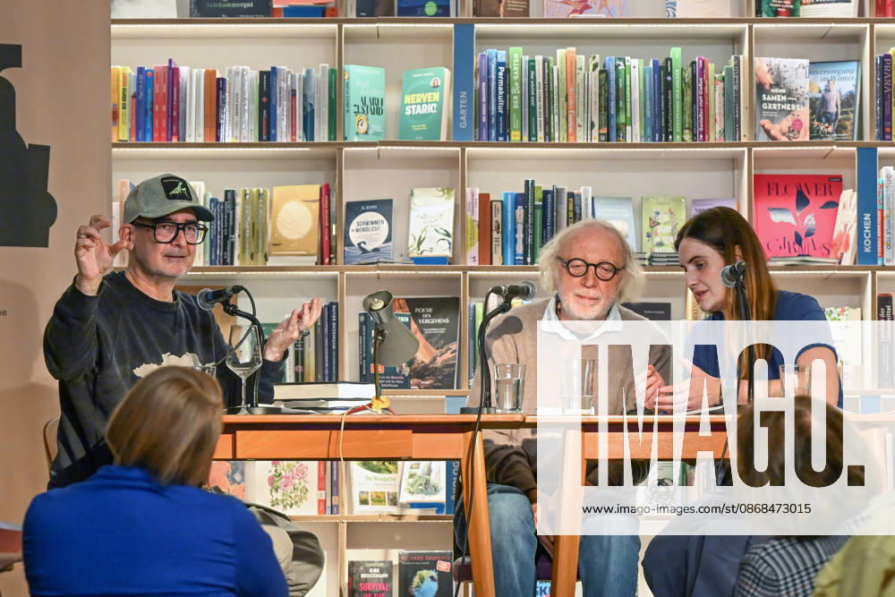 Minifestival AH0J (Literaturfestival) - Tschechien setzt über - der Kulturinitiative Literaturschiff, in der Buchhandlung Kurdirektion in Bad Ischl. Lesungen und Gespräche in Korrespondenz zum Gastauftritt Tschechiens auf der Frankfurter Buchmesse 2026. Es liest die tschechische Schriftstellerin Anna Bloch-Stickova. Die Veranstaltung wird moderiert von Michael Stavaric, fotografiert am 02.10.26. Das Bild zeigt v.l.n.r.< Moderator Michael Stavaric (StavariÄ), den Schriftsteller Michal Ajvaz mit der Konsekutivbersetzerin Lena Kurz. 2026 - Minifestival AH0J (Literaturfestival) - Tschechien setzt über - der Kulturinitiative Literaturschiff, in der Buchhandlung Kurdirektion in Bad Ischl. Lesungen und Gespräche in Korrespondenz zum Gastauft