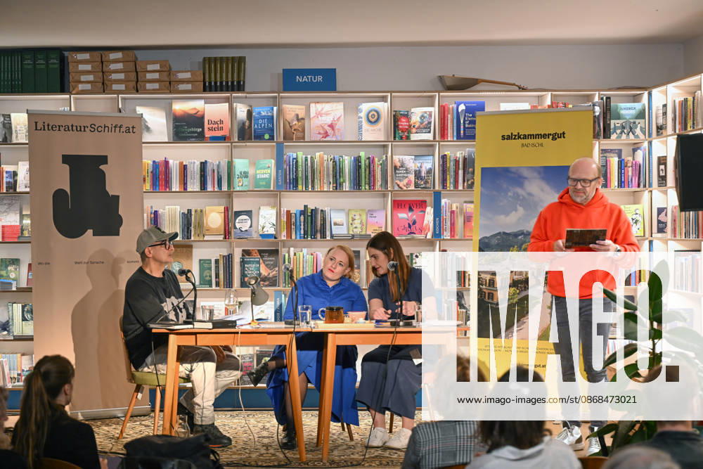 Minifestival AH0J (Literaturfestival) - Tschechien setzt über - der Kulturinitiative Literaturschiff, in der Buchhandlung Kurdirektion in Bad Ischl. Lesungen und Gespräche in Korrespondenz zum Gastauftritt Tschechiens auf der Frankfurter Buchmesse 2026. Es liest die tschechische Schriftstellerin Anna Bloch-Stickova. Die Veranstaltung wird moderiert von Michael Stavaric, fotografiert am 02.10.26. Das Bild zeigt v.l.n.r.:Moderator Michael Stavaric (StavariÄ), Schriftstellerin Anna-Bloch-Stickova mit der Konsekutivbersetzerin Lena Kurz und rechts den Veranstalter Christian Gsöllradl-Samhabber vor Publikum. Bloch-Å tiÄkova 2026 - Minifestival AH0J (Literaturfestival) - Tschechien setzt über - der Kulturinitiative Literaturschiff, in der