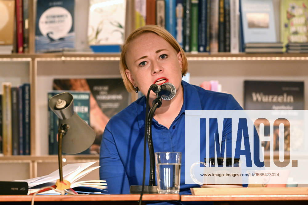 Minifestival AH0J (Literaturfestival) - Tschechien setzt über - der Kulturinitiative Literaturschiff, in der Buchhandlung Kurdirektion in Bad Ischl. Lesungen und Gespräche in Korrespondenz zum Gastauftritt Tschechiens auf der Frankfurter Buchmesse 2026. Es liest die tschechische Schriftstellerin Anna Bloch-Stickova (Bloch-Å tiÄkova). Die Veranstaltung wird moderiert von Michael Stavaric, fotografiert am 02.10.26., fotografiert am 02.10.26. Das Bild zeigt die Schriftstellerin Anna Bloch-Stickova (Bloch-Å tiÄkova) 2026 - Minifestival AH0J (Literaturfestival) - Tschechien setzt über - der Kulturinitiative Literaturschiff, in der Buchhandlung Kurdirektion in Bad Ischl. Lesungen und Gespräche in Korrespondenz zum Gastauftritt Tschechien