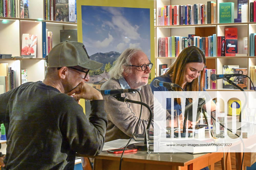 Minifestival AH0J (Literaturfestival) - Tschechien setzt über - der Kulturinitiative Literaturschiff, in der Buchhandlung Kurdirektion in Bad Ischl. Lesungen und Gespräche in Korrespondenz zum Gastauftritt Tschechiens auf der Frankfurter Buchmesse 2026. Es liest die tschechische Schriftstellerin Anna Bloch-Stickova. Die Veranstaltung wird moderiert von Michael Stavaric, fotografiert am 02.10.26. Das Bild zeigt v.l.n.r.< Moderator Michael Stavaric (StavariÄ), den Schriftsteller Michal Ajvaz mit der Konsekutivbersetzerin Lena Kurz. 2026 - Minifestival AH0J (Literaturfestival) - Tschechien setzt über - der Kulturinitiative Literaturschiff, in der Buchhandlung Kurdirektion in Bad Ischl. Lesungen und Gespräche in Korrespondenz zum Gastauft