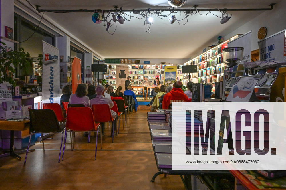 Minifestival AH0J (Literaturfestival) - Tschechien setzt über - der Kulturinitiative Literaturschiff, in der Buchhandlung Kurdirektion in Bad Ischl. Lesungen und Gespräche in Korrespondenz zum Gastauftritt Tschechiens auf der Frankfurter Buchmesse 2026. Es liest die tschechische Schriftstellerin Anna Bloch-Stickova. Die Veranstaltung wird moderiert von Michael Stavaric, fotografiert am 02.10.26. Das Bild zeigt v.l.n.r. Moderator Michael Stavaric (StavariÄ), den Schriftsteller Michal Ajvaz mit der Konsekutivbersetzerin Lena Kurz.vor Publikum 2026 - Minifestival AH0J (Literaturfestival) - Tschechien setzt über - der Kulturinitiative Literaturschiff, in der Buchhandlung Kurdirektion in Bad Ischl. Lesungen und Gespräche in Korrespondenz z