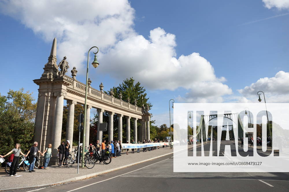 Demonstranten während einer Menschenkette für Klimaschutz und Demokratie auf der Glienicker Brücke in Potsdam, 3. Oktober 2026. Es brennt! Menschenkette Potsdam