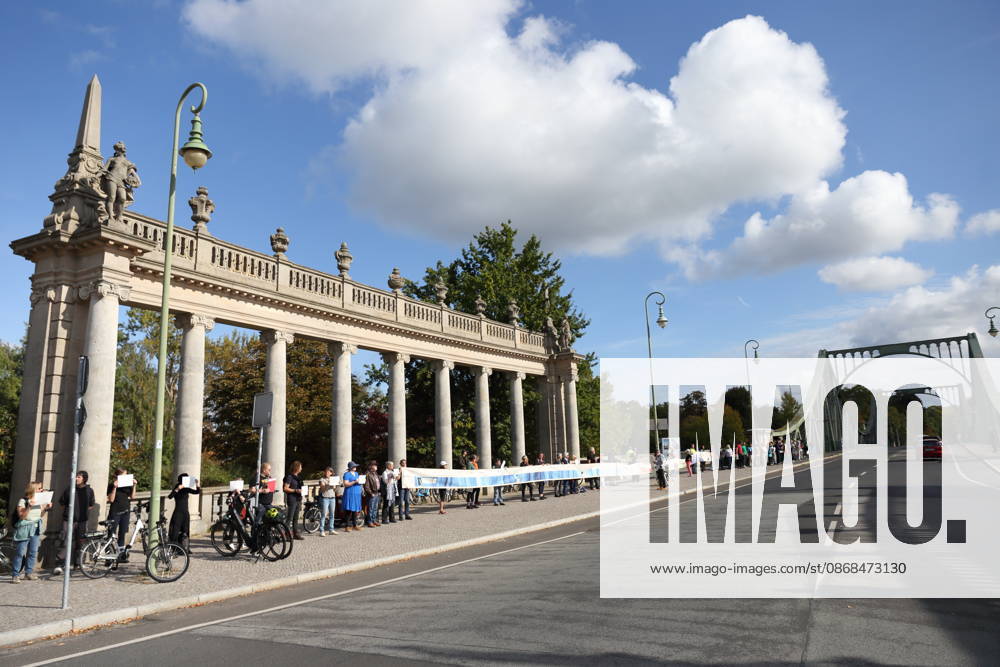 Demonstranten während einer Menschenkette für Klimaschutz und Demokratie auf der Glienicker Brücke in Potsdam, 3. Oktober 2026. Es brennt! Menschenkette Potsdam