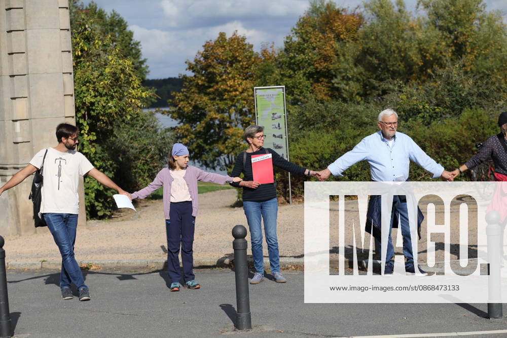Demonstranten während einer Menschenkette für Klimaschutz und Demokratie auf der Glienicker Brücke in Potsdam, 3. Oktober 2026. Es brennt! Menschenkette Potsdam