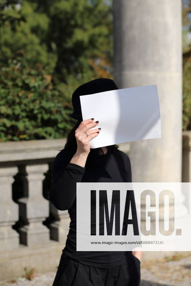 Demonstranten während einer Menschenkette für Klimaschutz und Demokratie auf der Glienicker Brücke in Potsdam, 3. Oktober 2026. Es brennt! Menschenkette Potsdam