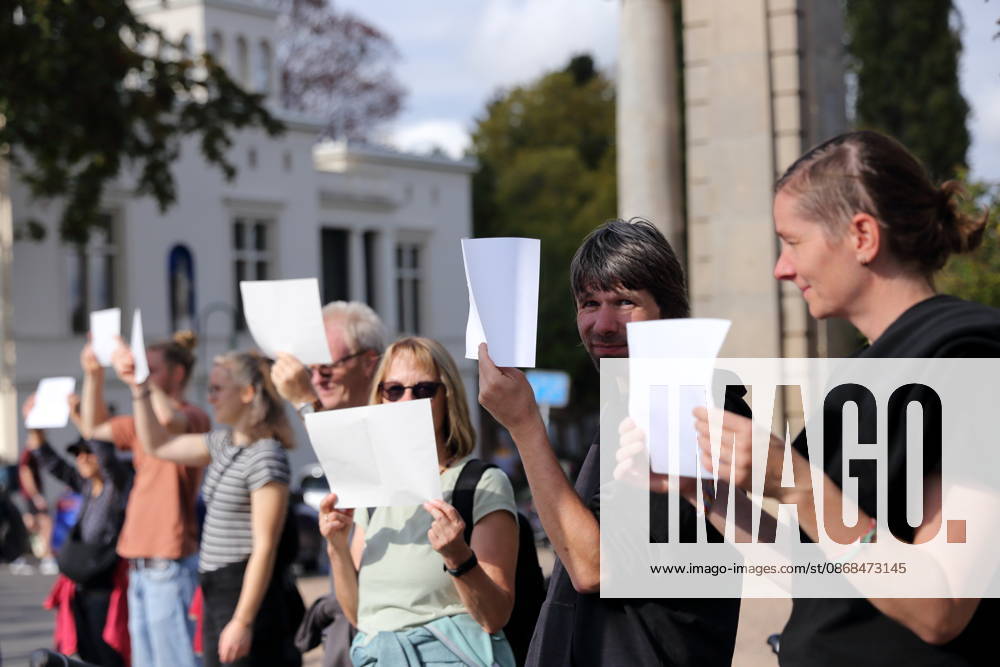 Demonstranten während einer Menschenkette für Klimaschutz und Demokratie auf der Glienicker Brücke in Potsdam, 3. Oktober 2026. Es brennt! Menschenkette Potsdam