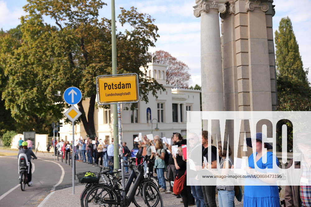 Demonstranten während einer Menschenkette für Klimaschutz und Demokratie auf der Glienicker Brücke in Potsdam, 3. Oktober 2026. Es brennt! Menschenkette Potsdam