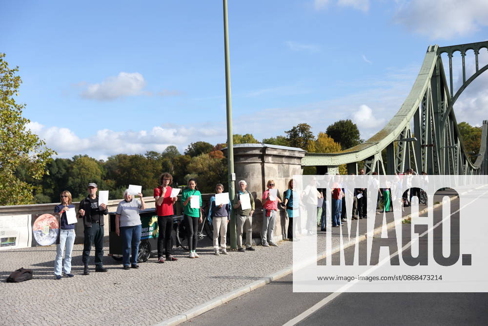 Demonstranten während einer Menschenkette für Klimaschutz und Demokratie auf der Glienicker Brücke in Potsdam, 3. Oktober 2026. Es brennt! Menschenkette Potsdam