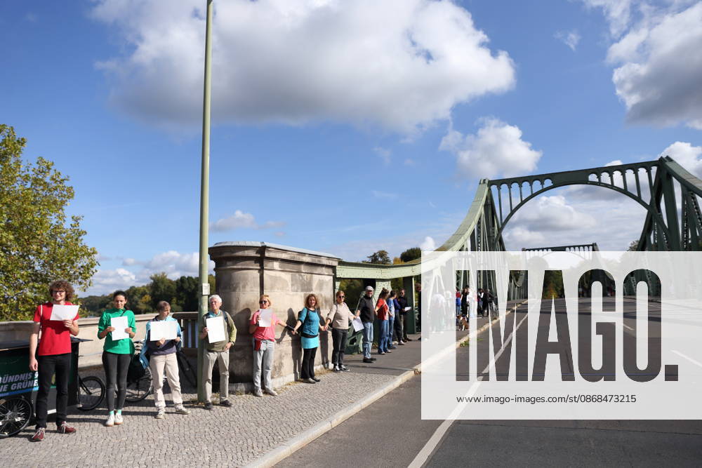 Demonstranten während einer Menschenkette für Klimaschutz und Demokratie auf der Glienicker Brücke in Potsdam, 3. Oktober 2026. Es brennt! Menschenkette Potsdam