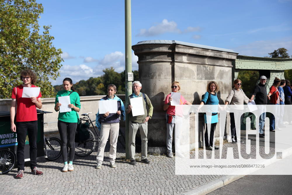Demonstranten während einer Menschenkette für Klimaschutz und Demokratie auf der Glienicker Brücke in Potsdam, 3. Oktober 2026. Es brennt! Menschenkette Potsdam